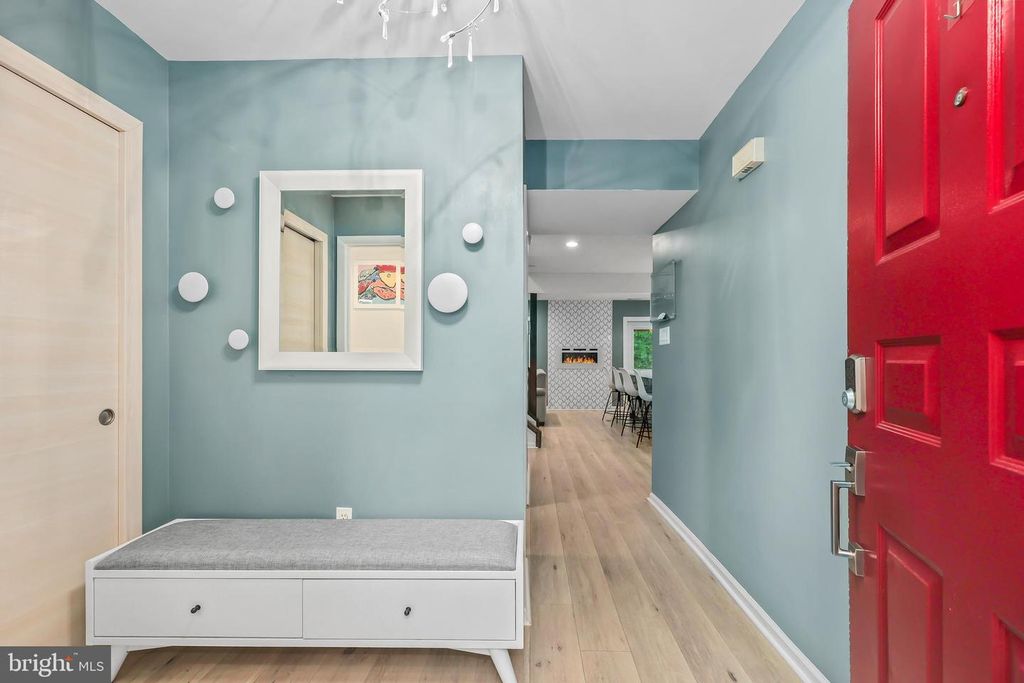 Image 4 of property listing at 2319 GLADE BANK WAY, Reston, VA 20191