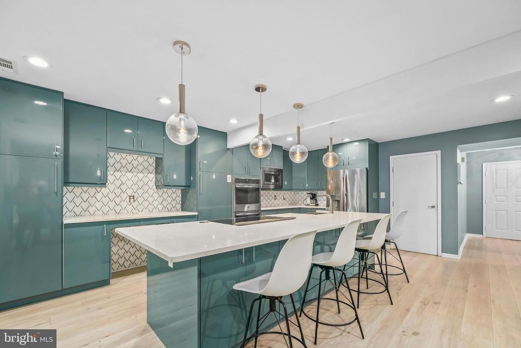 Image 5 of property listing at 2319 GLADE BANK WAY, Reston, VA 20191