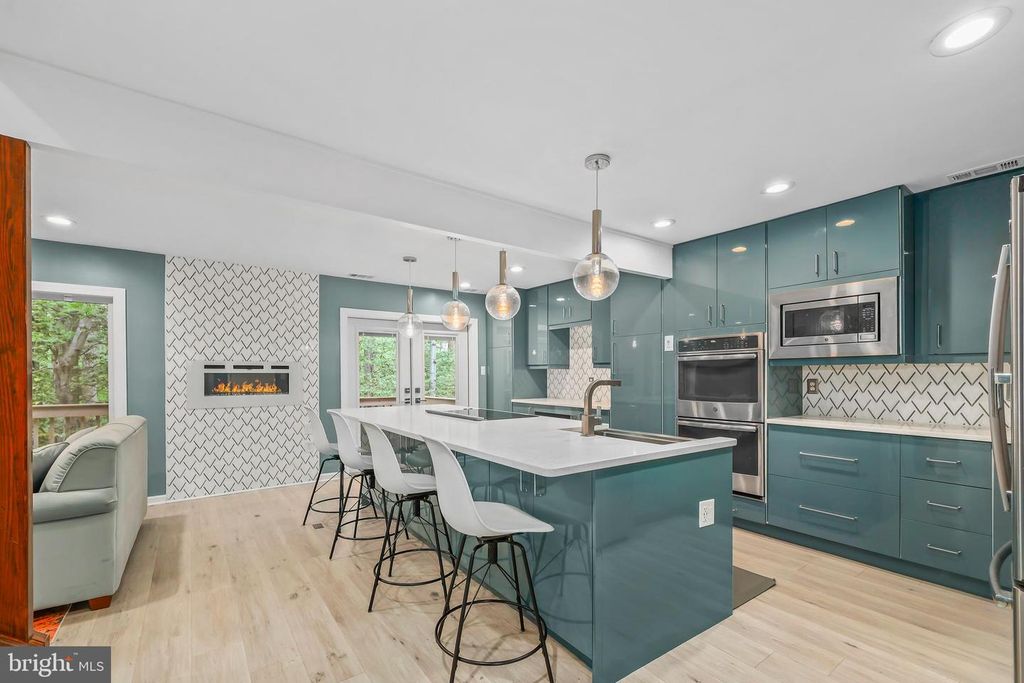 Image 6 of property listing at 2319 GLADE BANK WAY, Reston, VA 20191