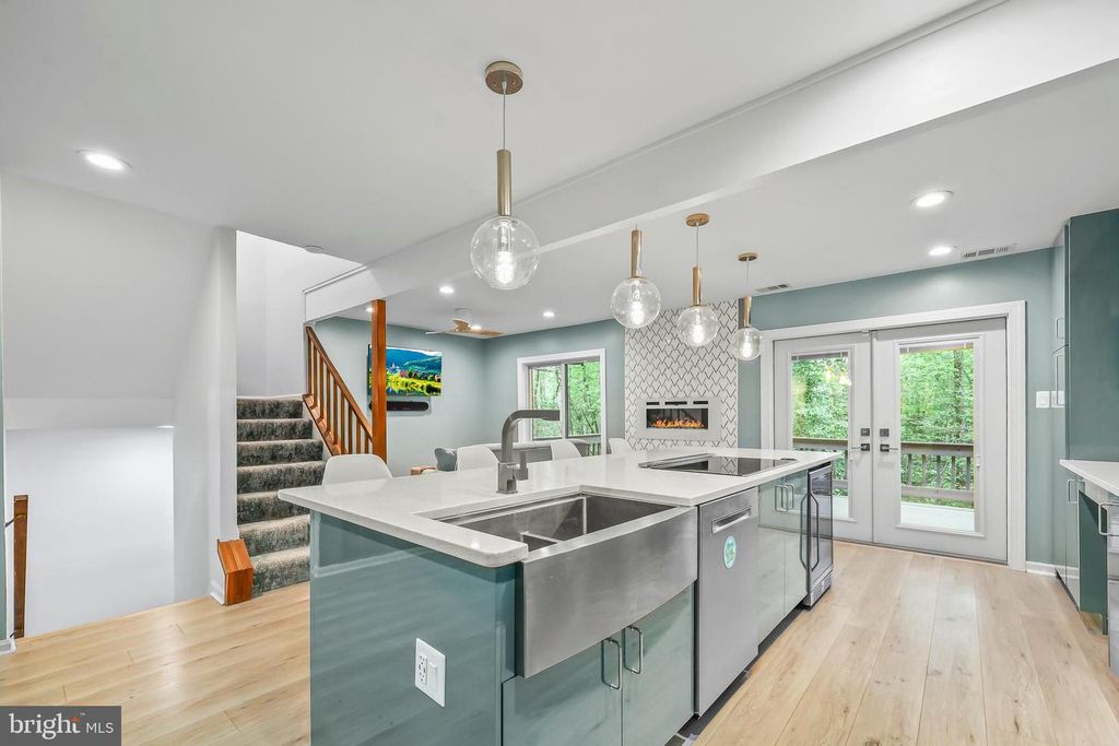 Image 7 of property listing at 2319 GLADE BANK WAY, Reston, VA 20191