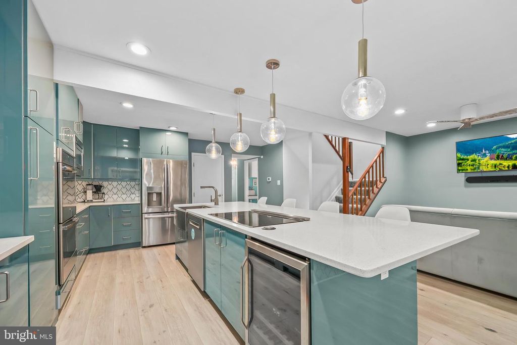 Image 8 of property listing at 2319 GLADE BANK WAY, Reston, VA 20191