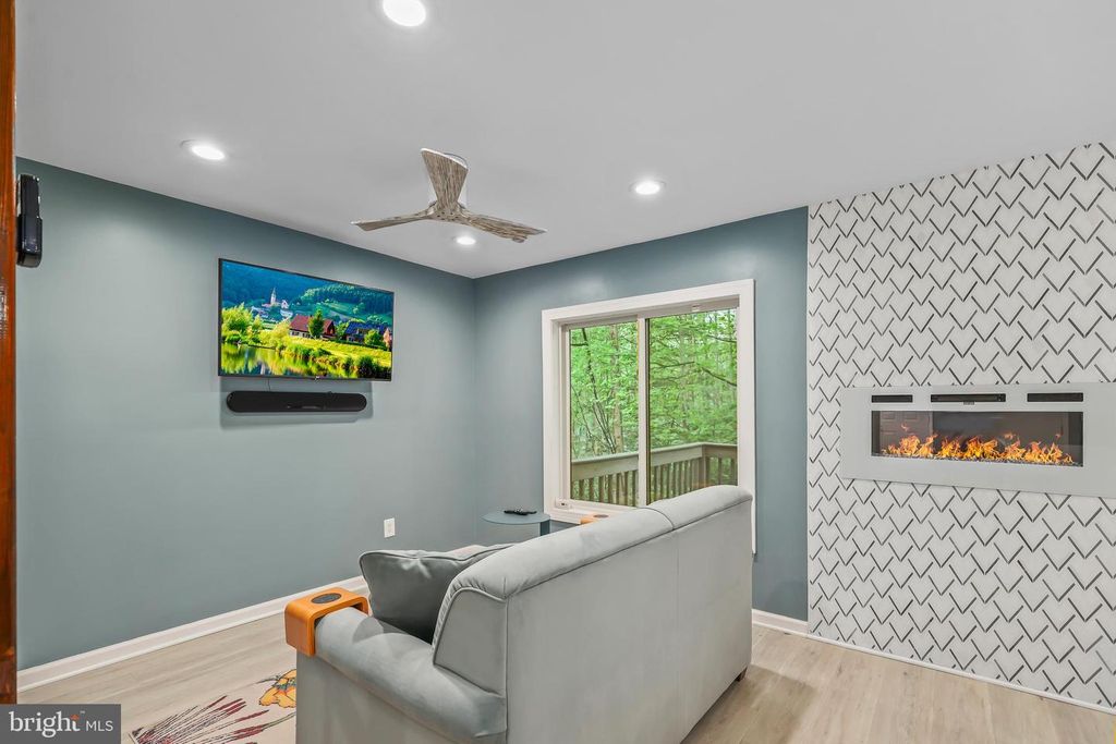 Image 9 of property listing at 2319 GLADE BANK WAY, Reston, VA 20191