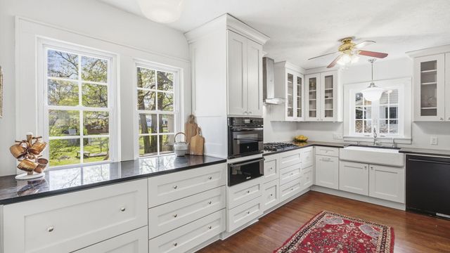 1516 S Kimbrough Avenue, Springfield, MO 65807