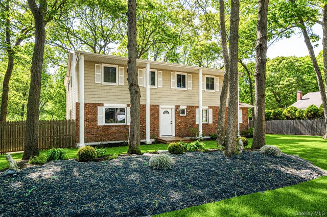 14 Basswood Lane, Farmingville, NY 11738