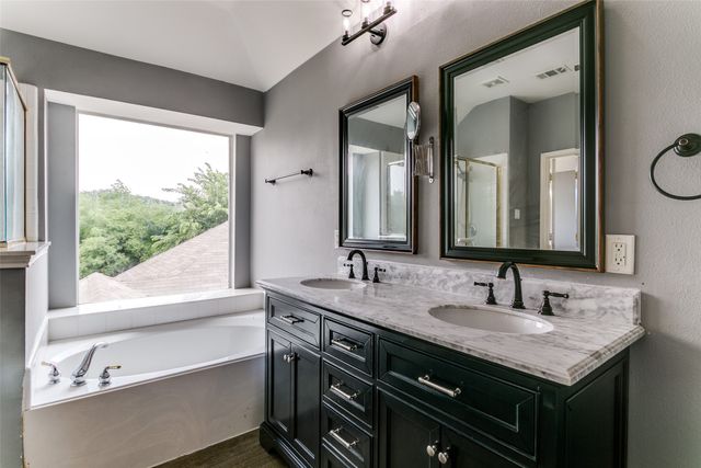 211 Patriot Lane, Euless, TX 76040