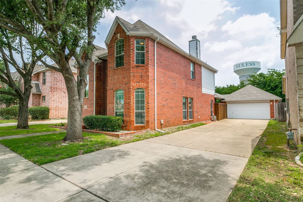 211 Patriot Lane, Euless, TX 76040