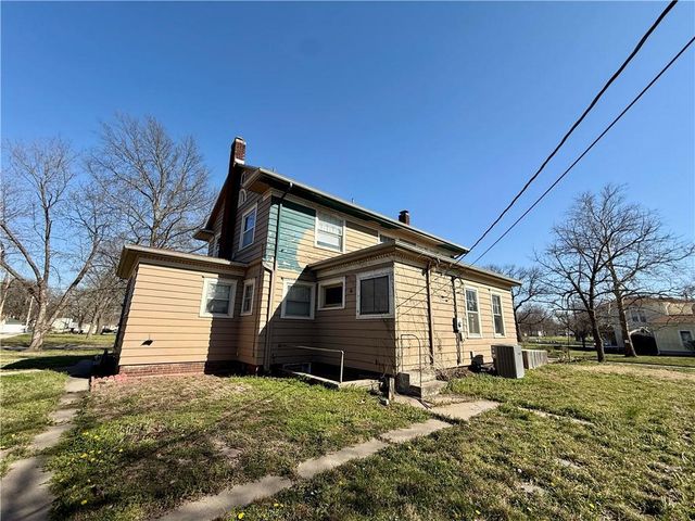 416 S 6th Street, Burlington, KS 66839