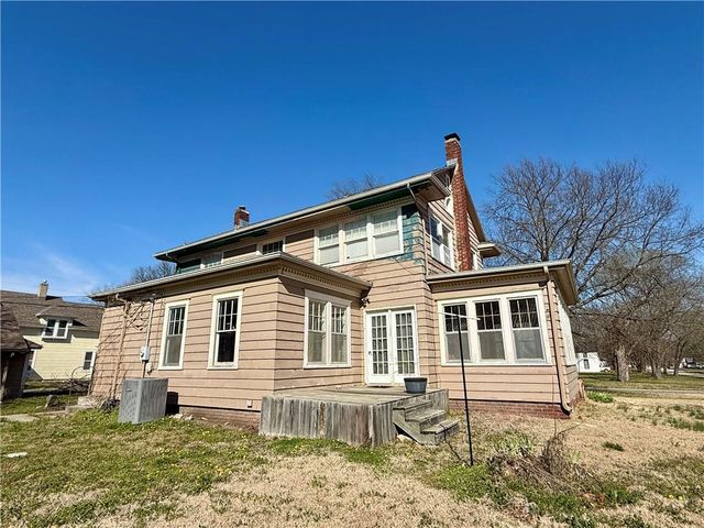 416 S 6th Street, Burlington, KS 66839