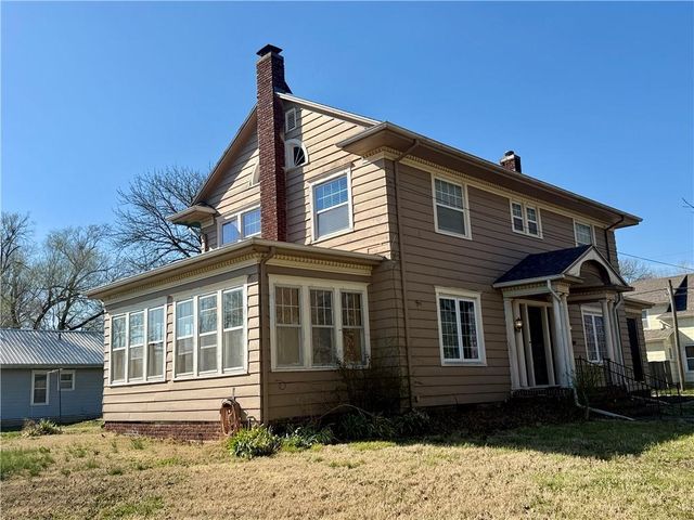 416 S 6th Street, Burlington, KS 66839