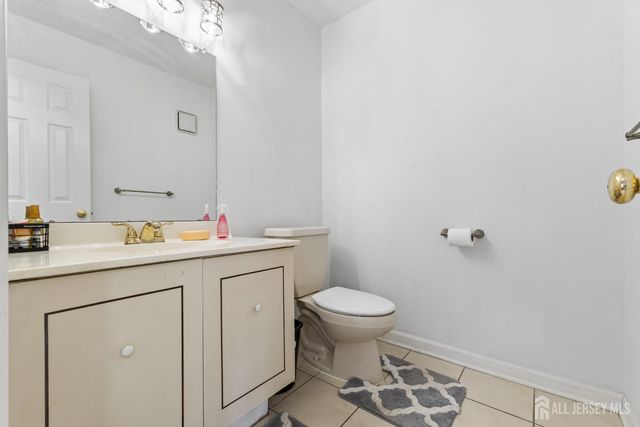 96 Westgate Drive, Edison, NJ 08820