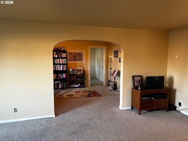 300 21ST St, Springfield, OR 97477