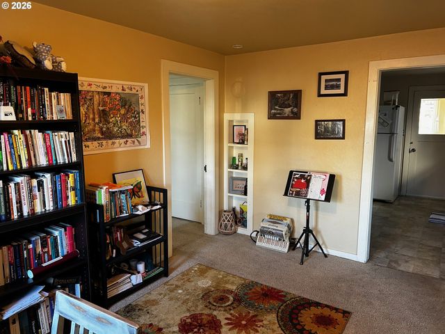 300 21ST St, Springfield, OR 97477