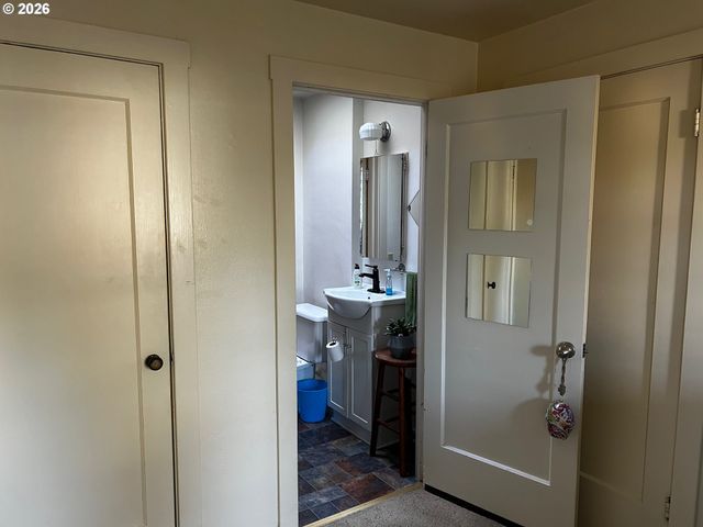 300 21ST St, Springfield, OR 97477