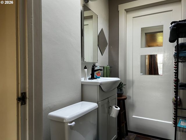 300 21ST St, Springfield, OR 97477