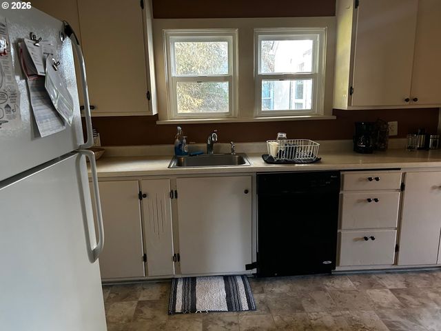 300 21ST St, Springfield, OR 97477