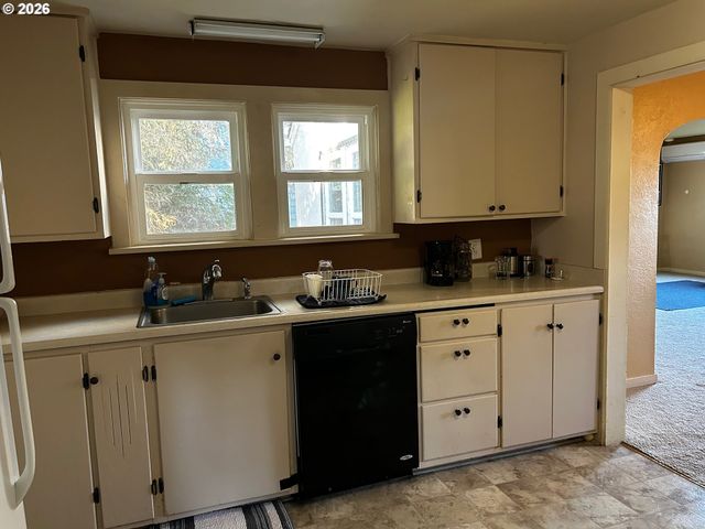 300 21ST St, Springfield, OR 97477