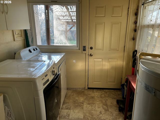 300 21ST St, Springfield, OR 97477