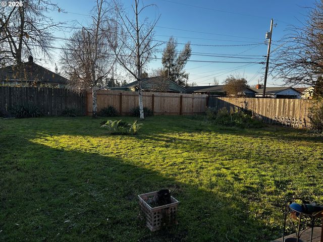 300 21ST St, Springfield, OR 97477