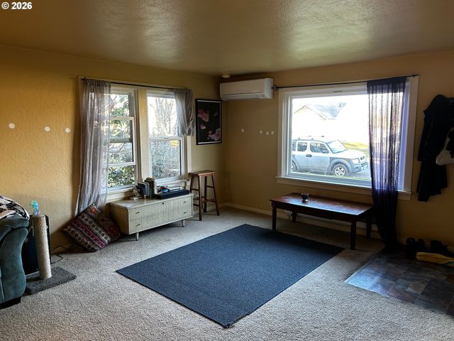 300 21ST St, Springfield, OR 97477