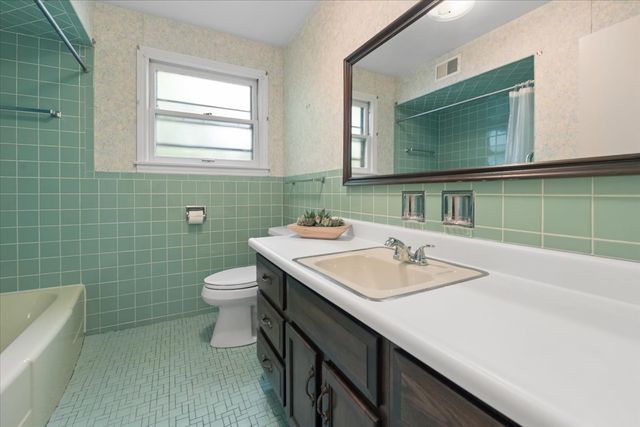 211 Sumac Road, Highland Park, IL 60035