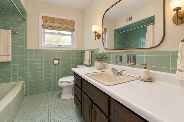 211 Sumac Road, Highland Park, IL 60035