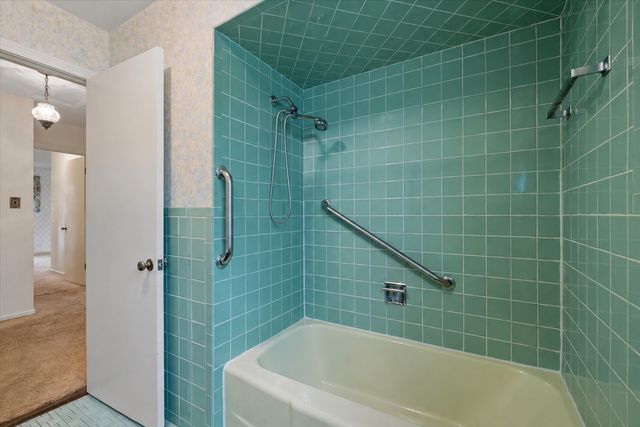 211 Sumac Road, Highland Park, IL 60035