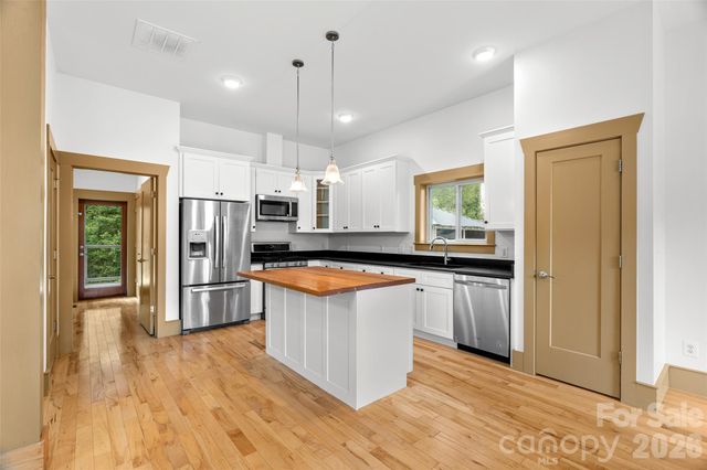 337 Sand Hill Road, Asheville, NC 28806