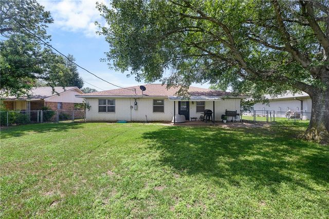 806 Dillard Street, Caldwell, TX 77836