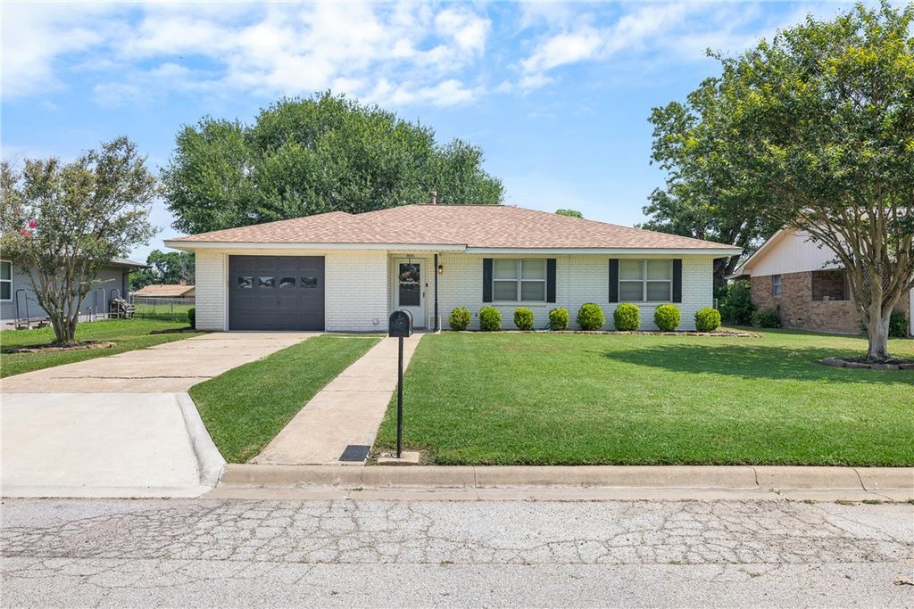 806 Dillard Street, Caldwell, TX 77836