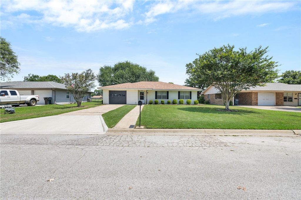 806 Dillard Street, Caldwell, TX 77836 — photo 2