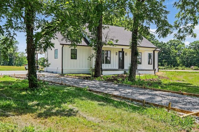 1798 Twin Caves Dr, Lewisburg, TN 37091
