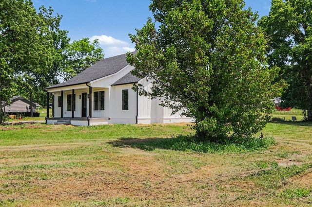 1798 Twin Caves Dr, Lewisburg, TN 37091