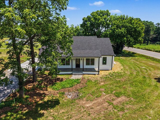 1798 Twin Caves Dr, Lewisburg, TN 37091