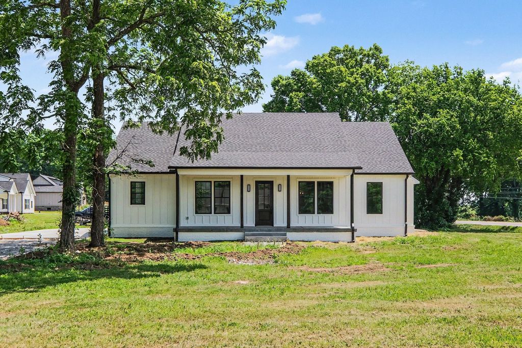 1798 Twin Caves Dr, Lewisburg, TN 37091