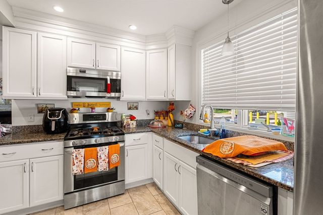 883 Grinnell St, Fall River, MA 02721