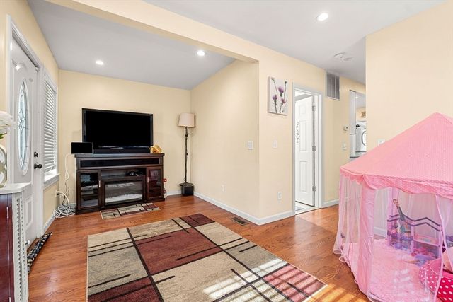 883 Grinnell St, Fall River, MA 02721