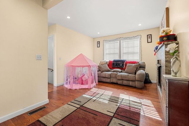883 Grinnell St, Fall River, MA 02721