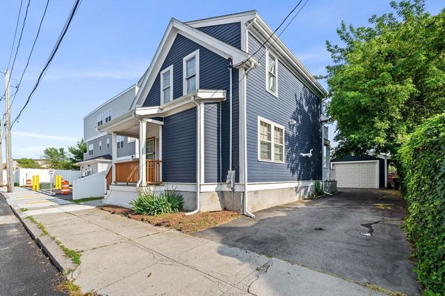 883 Grinnell St, Fall River, MA 02721