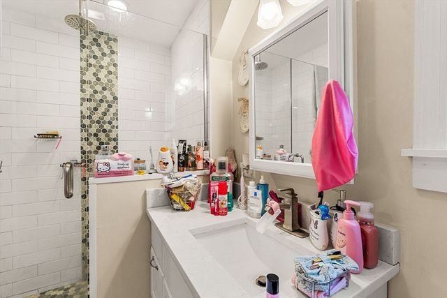 883 Grinnell St, Fall River, MA 02721