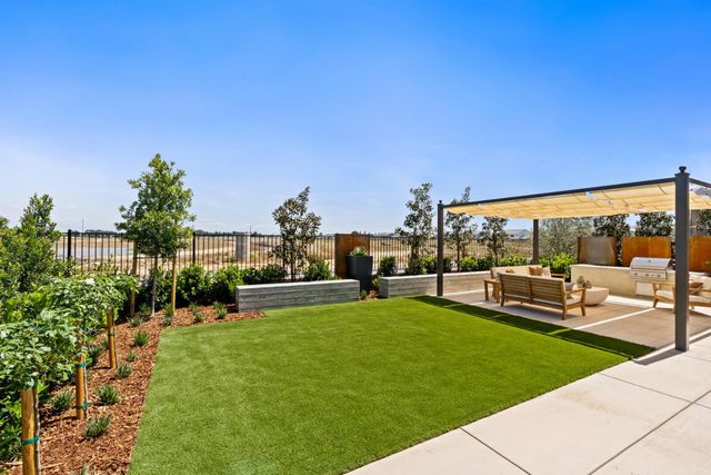 875 Solar Lane, Clovis, CA 93619