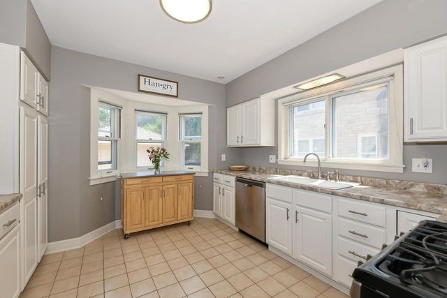 2510 N Harding BOULEVARD, Wauwatosa, WI 53226