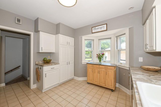 2510 N Harding BOULEVARD, Wauwatosa, WI 53226
