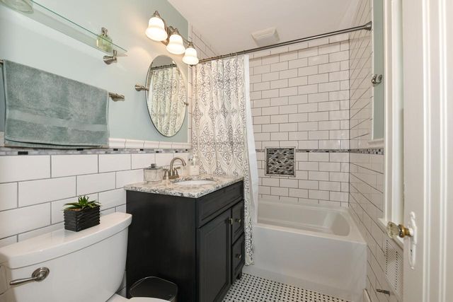 2510 N Harding BOULEVARD, Wauwatosa, WI 53226