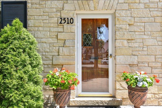 2510 N Harding BOULEVARD, Wauwatosa, WI 53226