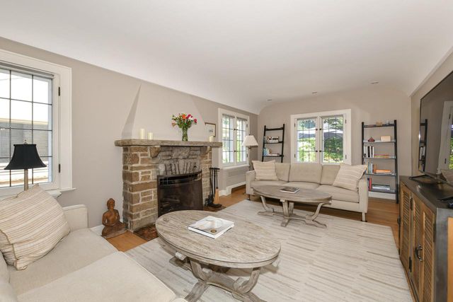 2510 N Harding BOULEVARD, Wauwatosa, WI 53226