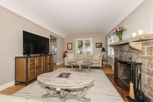 2510 N Harding BOULEVARD, Wauwatosa, WI 53226