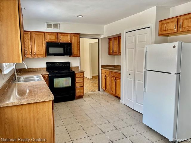 29330 Pinetree Drive, Southfield, MI 48076