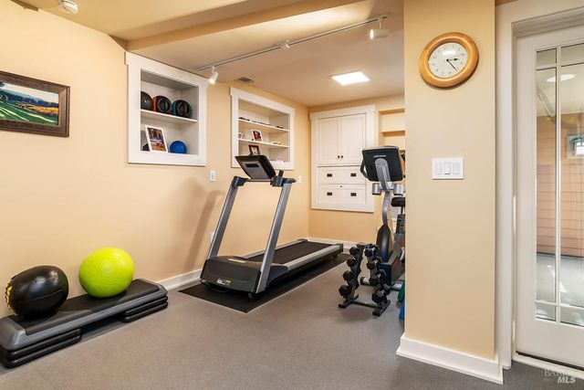 39 Tomahawk Dr, San Anselmo, CA 94960