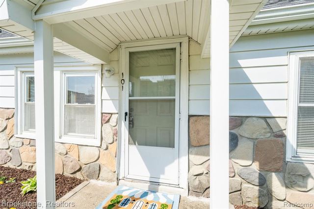 101 Tebeau Court, Auburn Hills, MI 48326