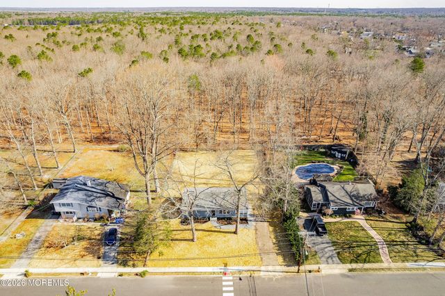 39 Blue Jay Drive, Toms River, NJ 08755